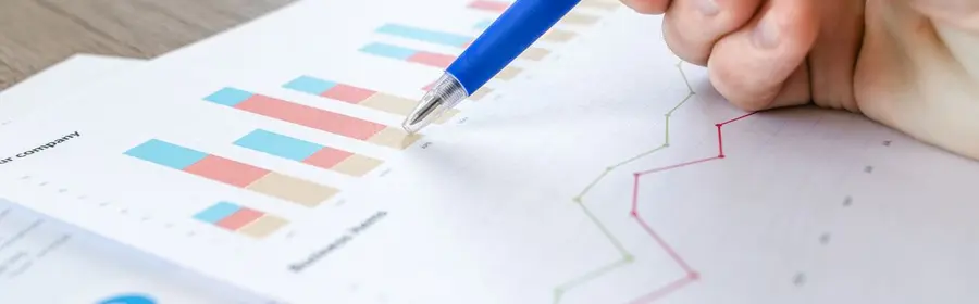 グラフの入った資料を確認している様子